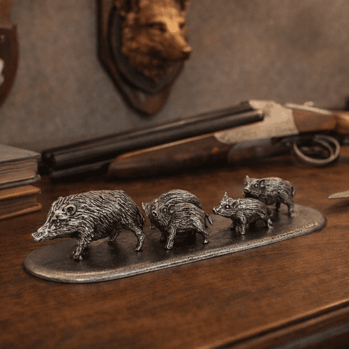 La laie et ses marcassins sur socle en étain