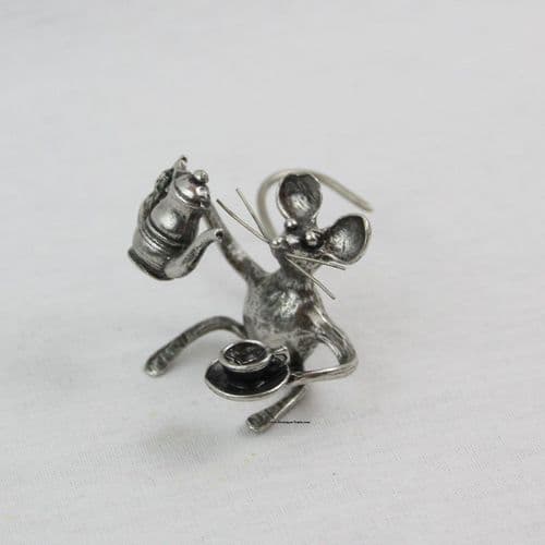 La souris boit du thé en étain