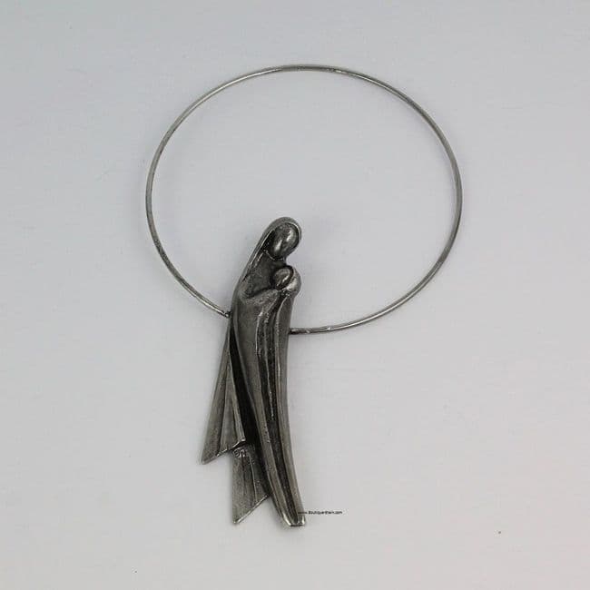 La vierge Marie dans un cercle d'étain