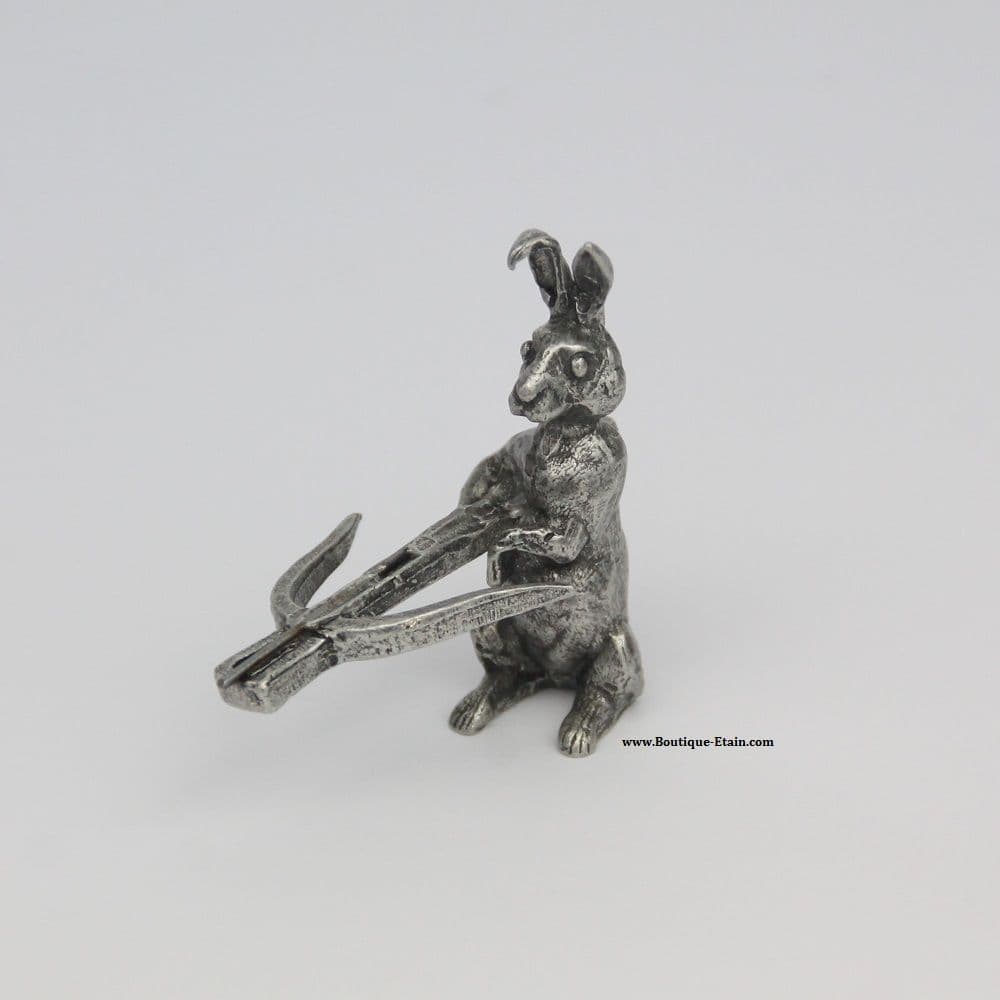 Lapin, lièvre chasseur à l'arbalète en étain