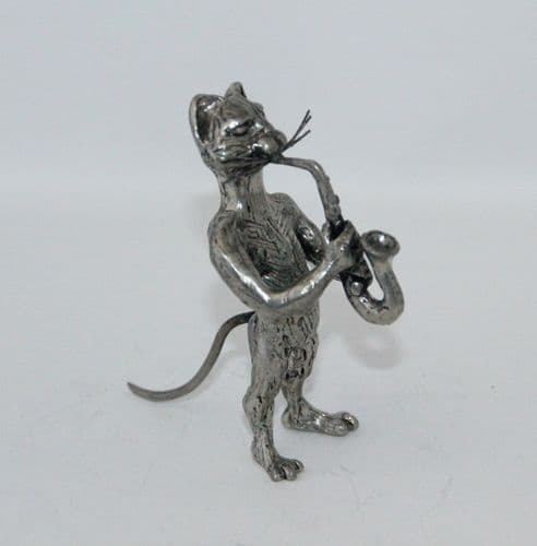 Le chat saxophoniste, le saxophone en étain.