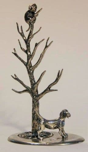 Le chien et le chat dans l'arbre en étain