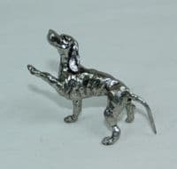 Le chien quémandeur en étain