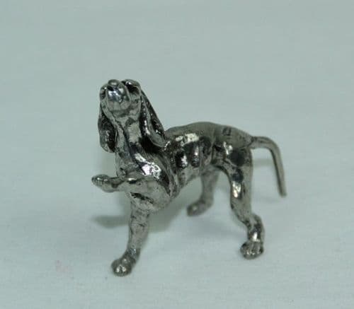 Le chien quémandeur en étain