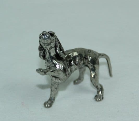 Le chien quémandeur en étain