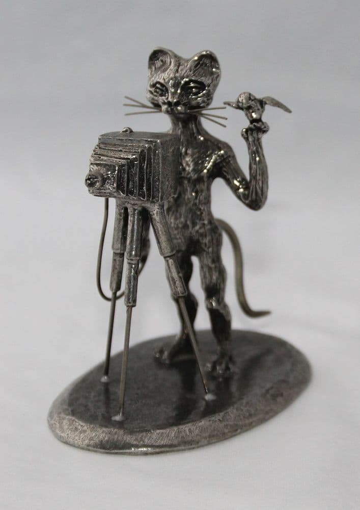 Le grand chat photographe sur socle en étain