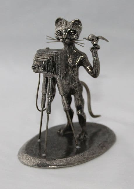 Grand chat photographe sur socle en étain