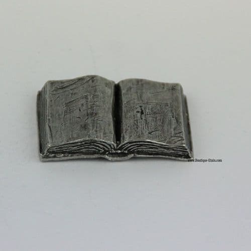 Livre ouvert en étain