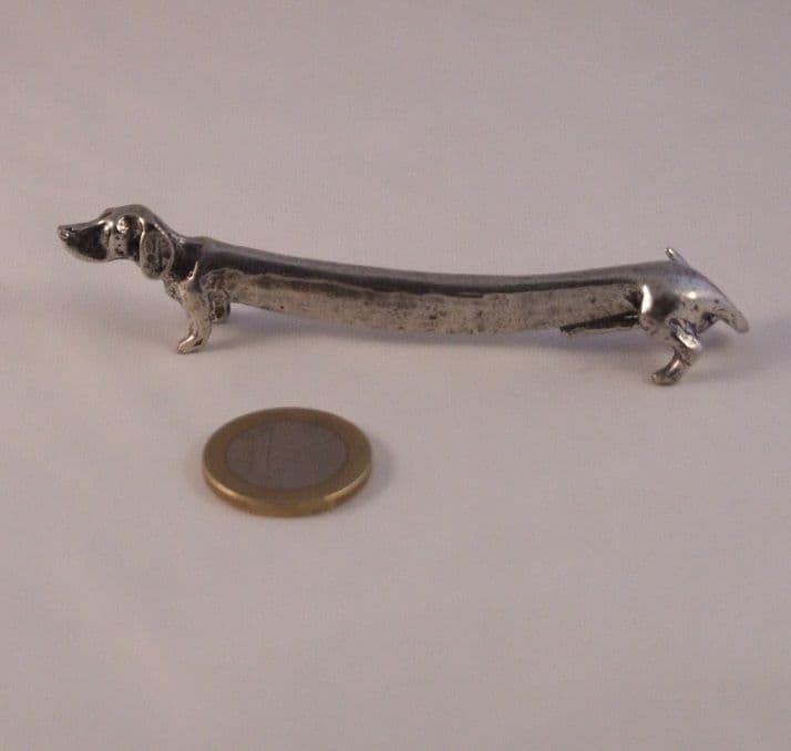 Long chien porte couteau en étain