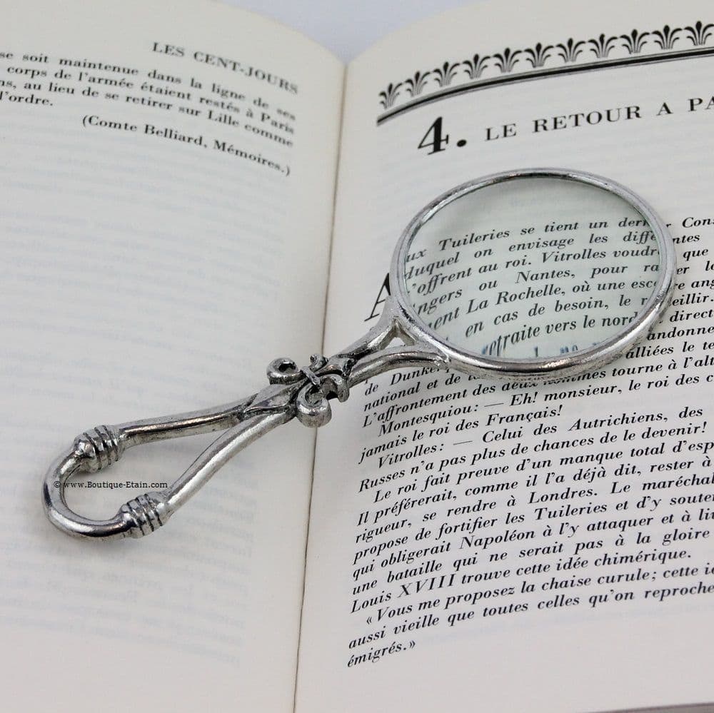 Loupe en étain thème fleur de Lys