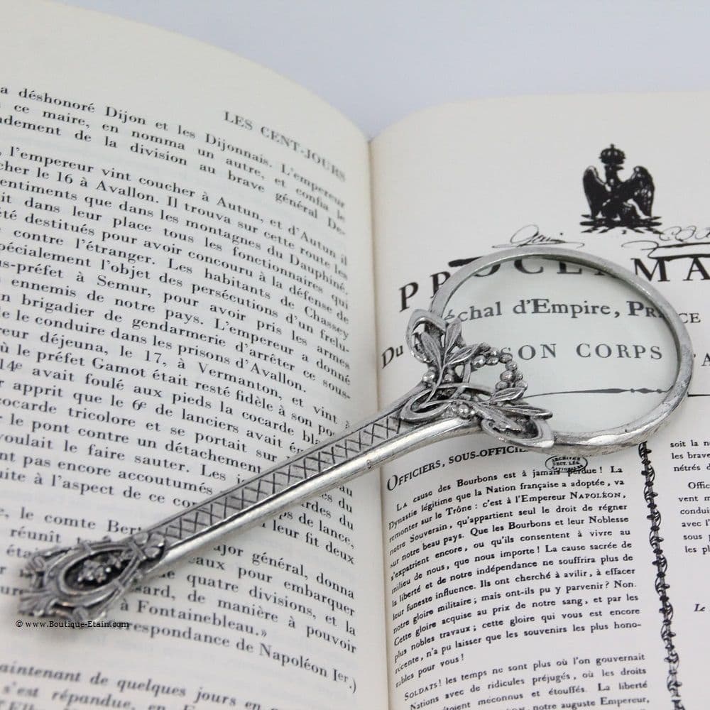 Loupe ronde en étain motif mimosa