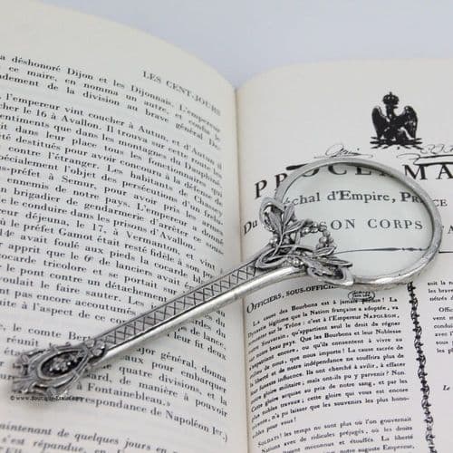 Loupe ronde en étain motif mimosa