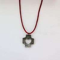 Médaillon croix et coeur en étain.