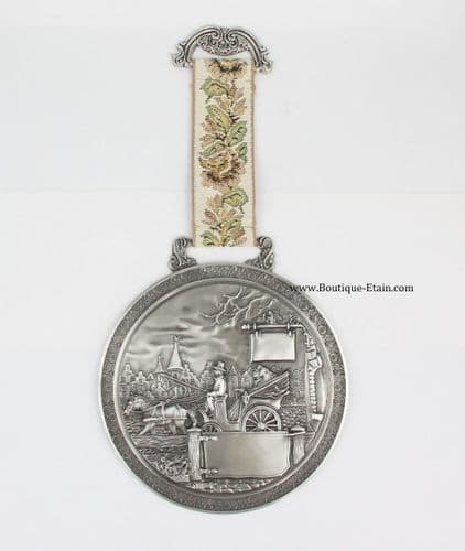 Médaillon décor calèche en étain