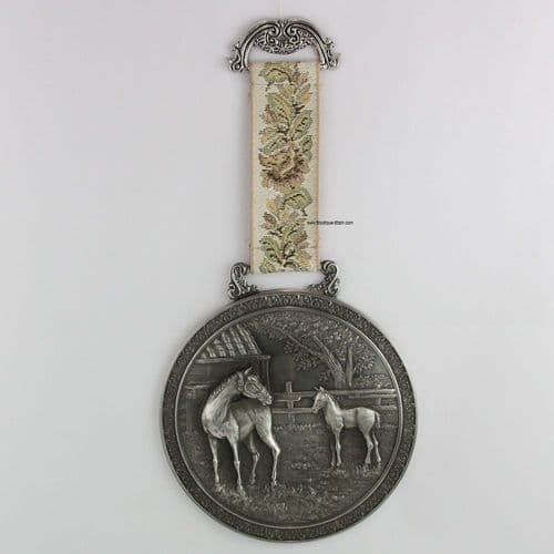 Médaillon la jument et son poulain en étain