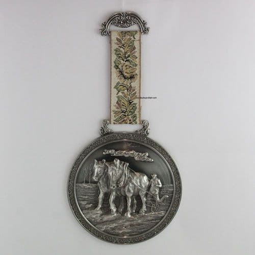 Médaillon Laboureur en étain