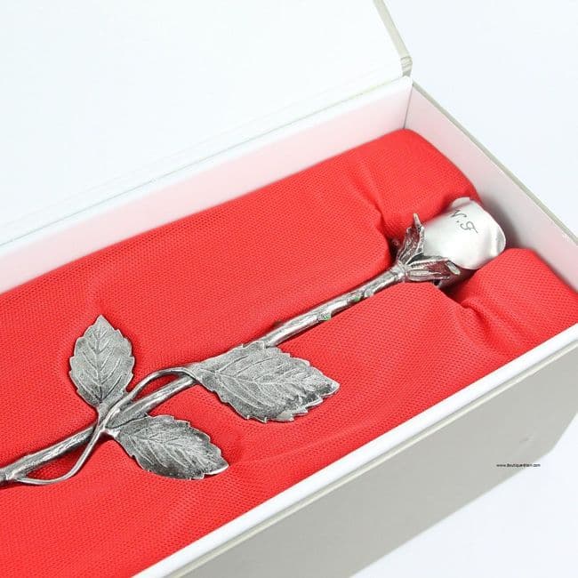 Magnifique coffret rose en étain colorée et gravée