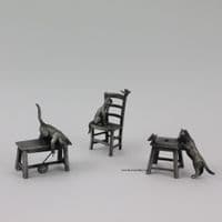 Miniature chat en étain sur banc