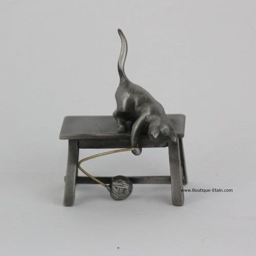 Miniature chat en étain sur banc