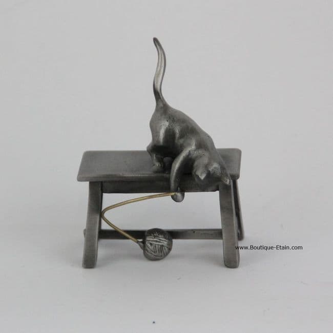 Miniature chat en étain sur banc