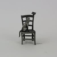 Miniature chat en étain sur chaise