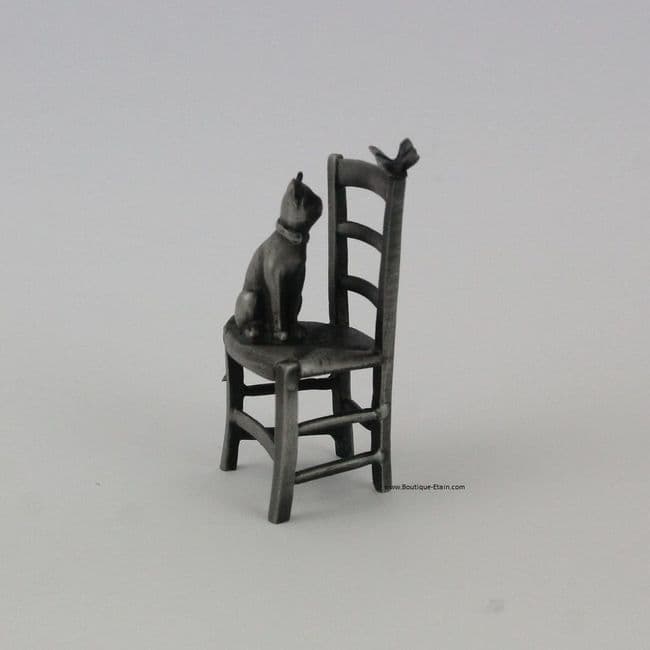 Miniature chat en étain sur chaise