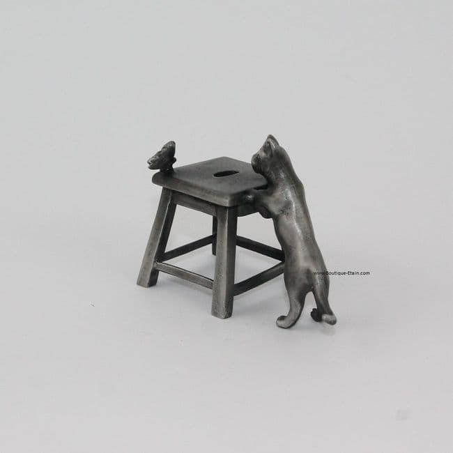Miniature chat en étain sur tabouret