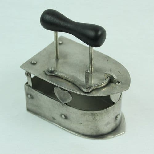 Miniature fer à repasser "Coeur" en étain