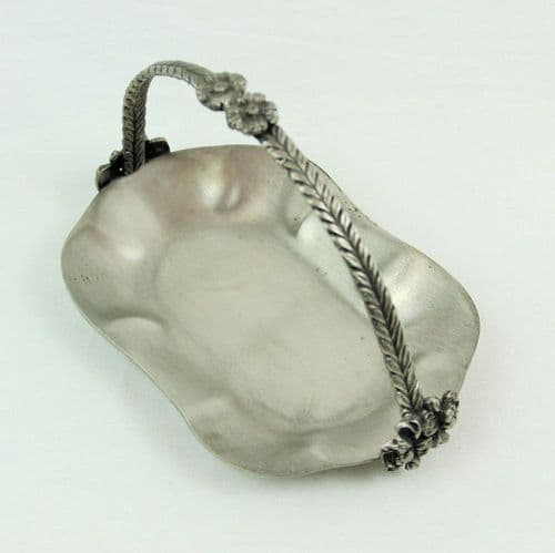 Panier plat à anse fleurie en étain