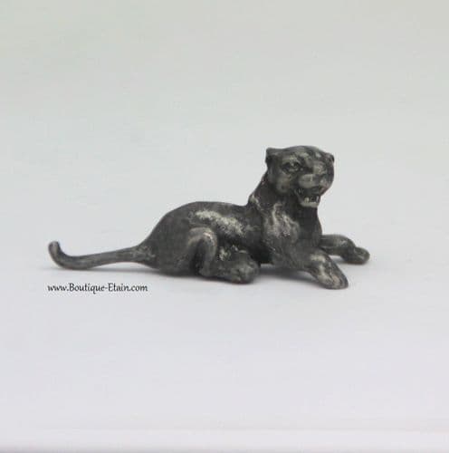 Panthère couchée miniature en étain
