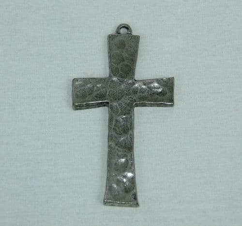 Pendentif crucifix, médaillon croix en étain martelé