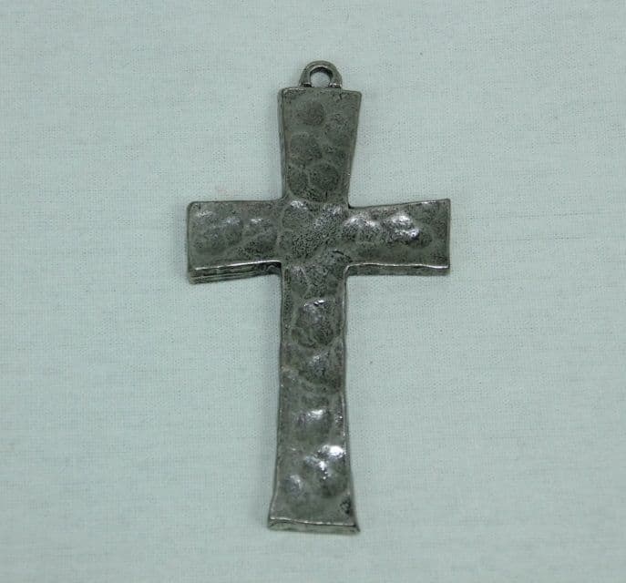 Pendentif crucifix, médaillon croix en étain martelé