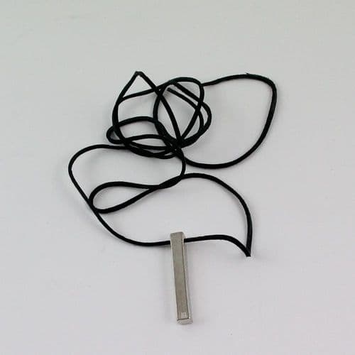 Pendentif en étain forme barre