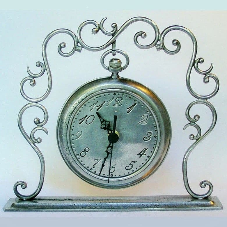 Pendule en étain originale à poser forme gousset