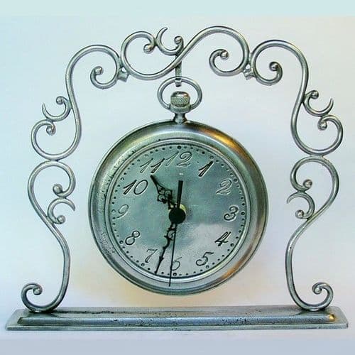 Pendule en étain originale à poser forme gousset