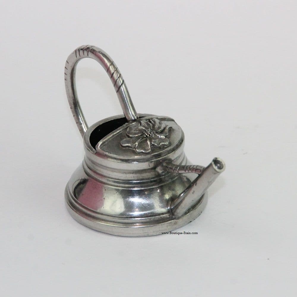 Petit arrosoir rond en étain
