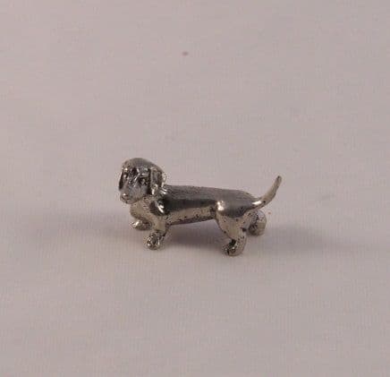 Petit chien Teckel en étain