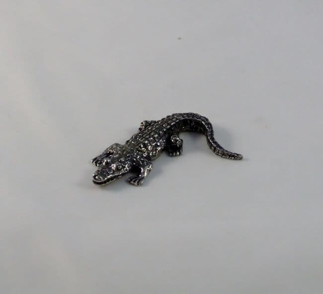 Petit crocodile , alligator en étain