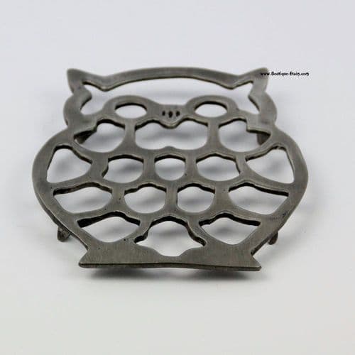 Petit dessous bouteille ou plat hibou en étain