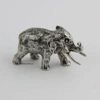 Éléphant en étain.