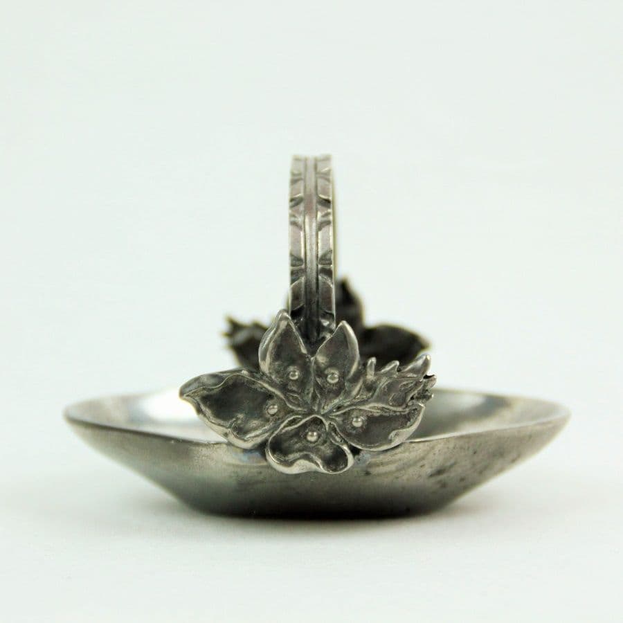 Petit panier en étain motif anémone