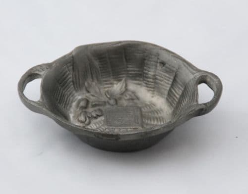 Petit panier en étain style ancien