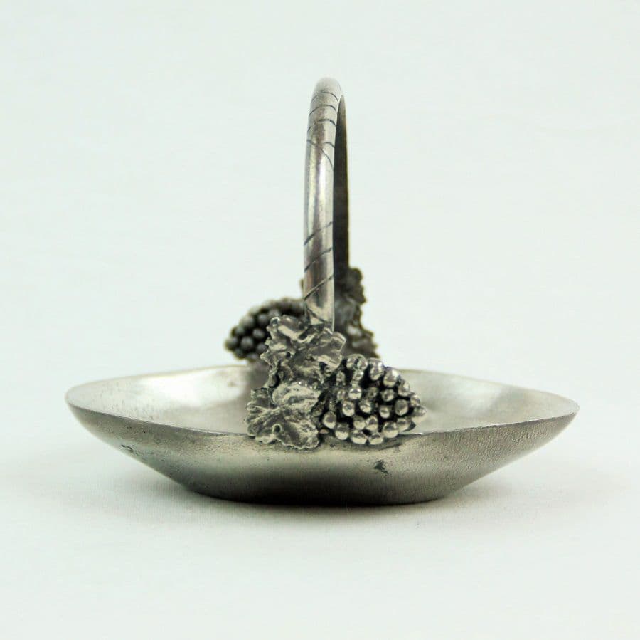 Petit panier motif raisin en étain