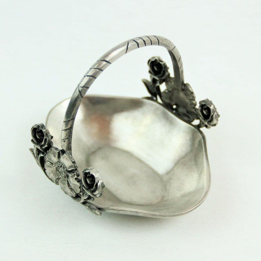 Petit panier roses et gentianes en étain