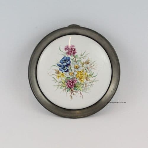 Petite assiette fleurie en porcelaine et étain