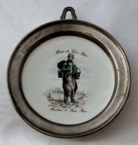 Petite assiette "Le marchand de seaux ferrés"