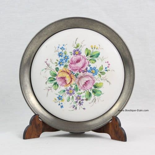 Petite assiette murale motif fleuri en étain