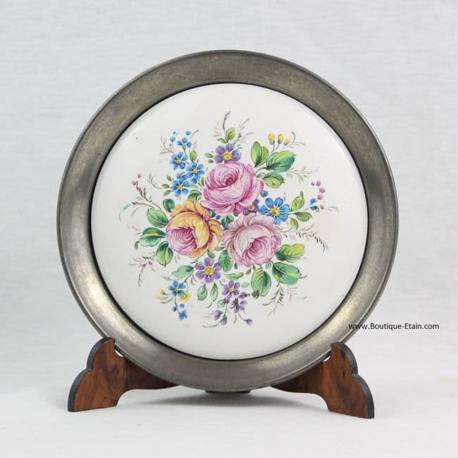 Petite assiette murale motif fleuri en étain
