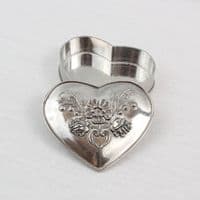 Petite boîte coeur fleuri en étain brillant