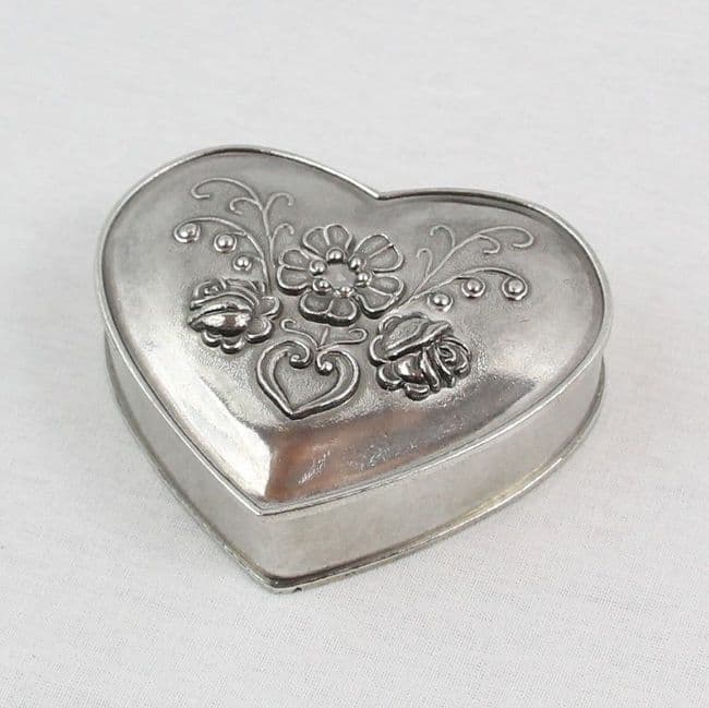 Petite boîte coeur fleuri en étain brillant